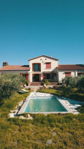 Grande villa catalane dans parc aux oliviers